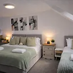 Boutique House- Spacious & Stylish With Free Parking Vakantiehuis