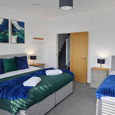Boutique House- Spacious & Stylish With Free Parking