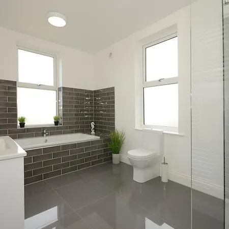 Boutique House- Spacious & Stylish With Free Parking Semesterbostad *