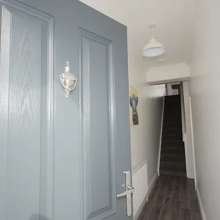 Semesterbostad Boutique House- Spacious & Stylish With Free Parking