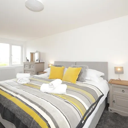 Semesterbostad Boutique House- Spacious & Stylish With Free Parking