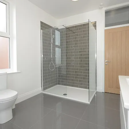 Semesterbostad Boutique House- Spacious & Stylish With Free Parking