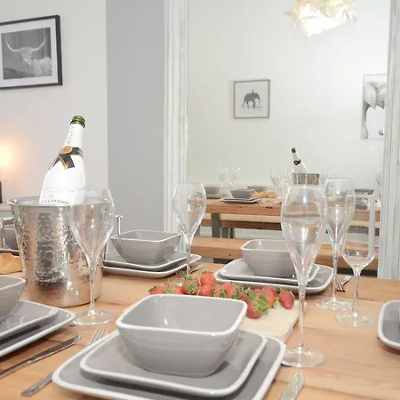 Сasa de vacaciones Boutique House- Spacious & Stylish With Free Parking