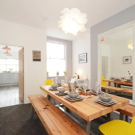 Boutique House- Spacious & Stylish With Free Parking Дом отдыха *