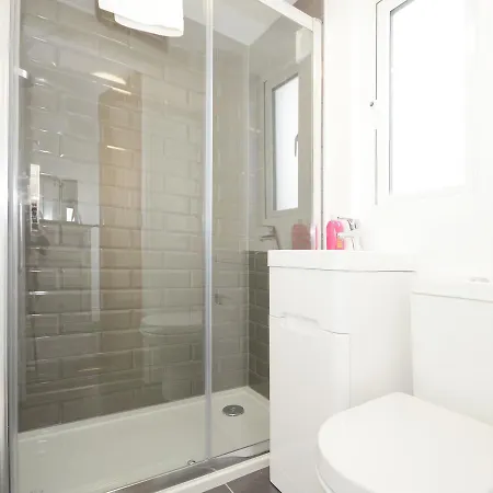 Boutique House- Spacious & Stylish With Free Parking Сasa de vacaciones