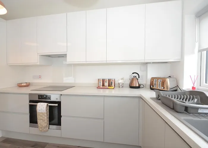 Semesterbostad Boutique House- Spacious & Stylish With Free Parking