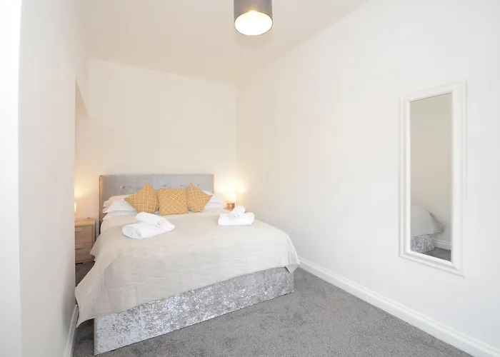 Boutique House- Spacious & Stylish With Free Parking