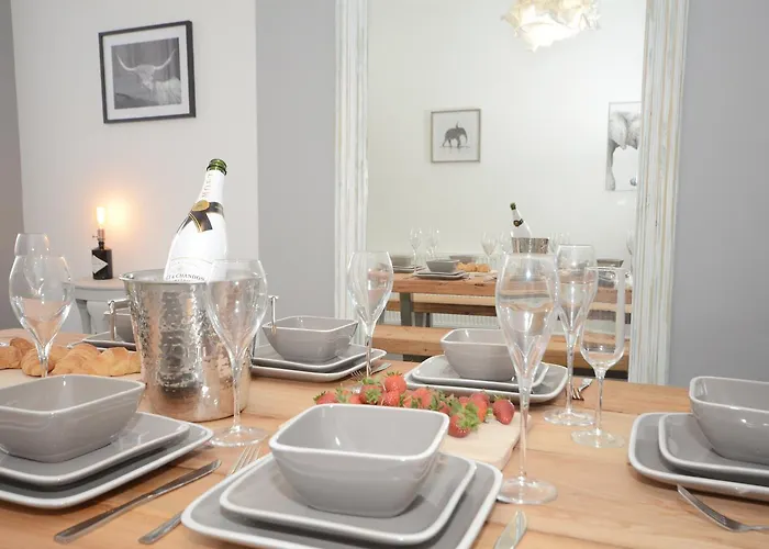 Semesterbostad Boutique House- Spacious & Stylish With Free Parking