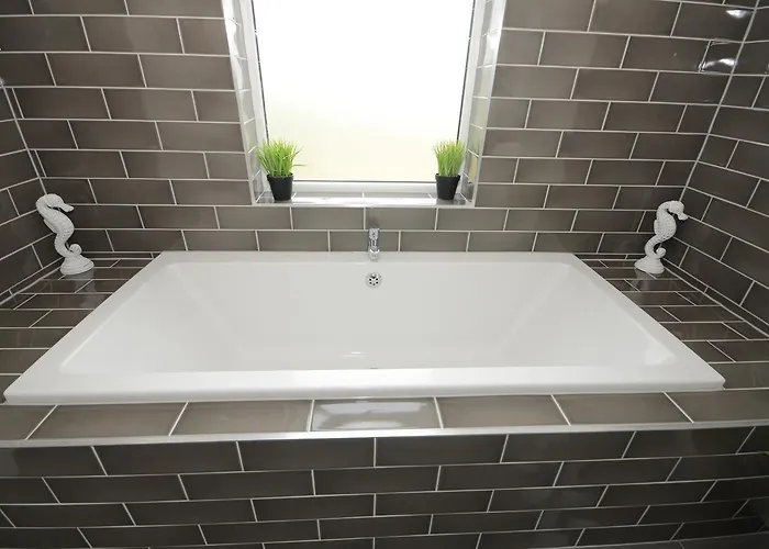 Boutique House- Spacious & Stylish With Free Parking