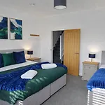 Boutique House- Spacious & Stylish With Free Parking