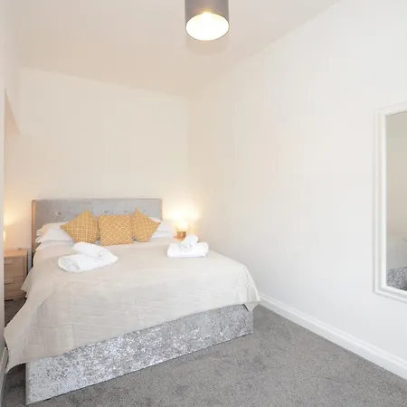 Boutique House- Spacious & Stylish With Free Parking